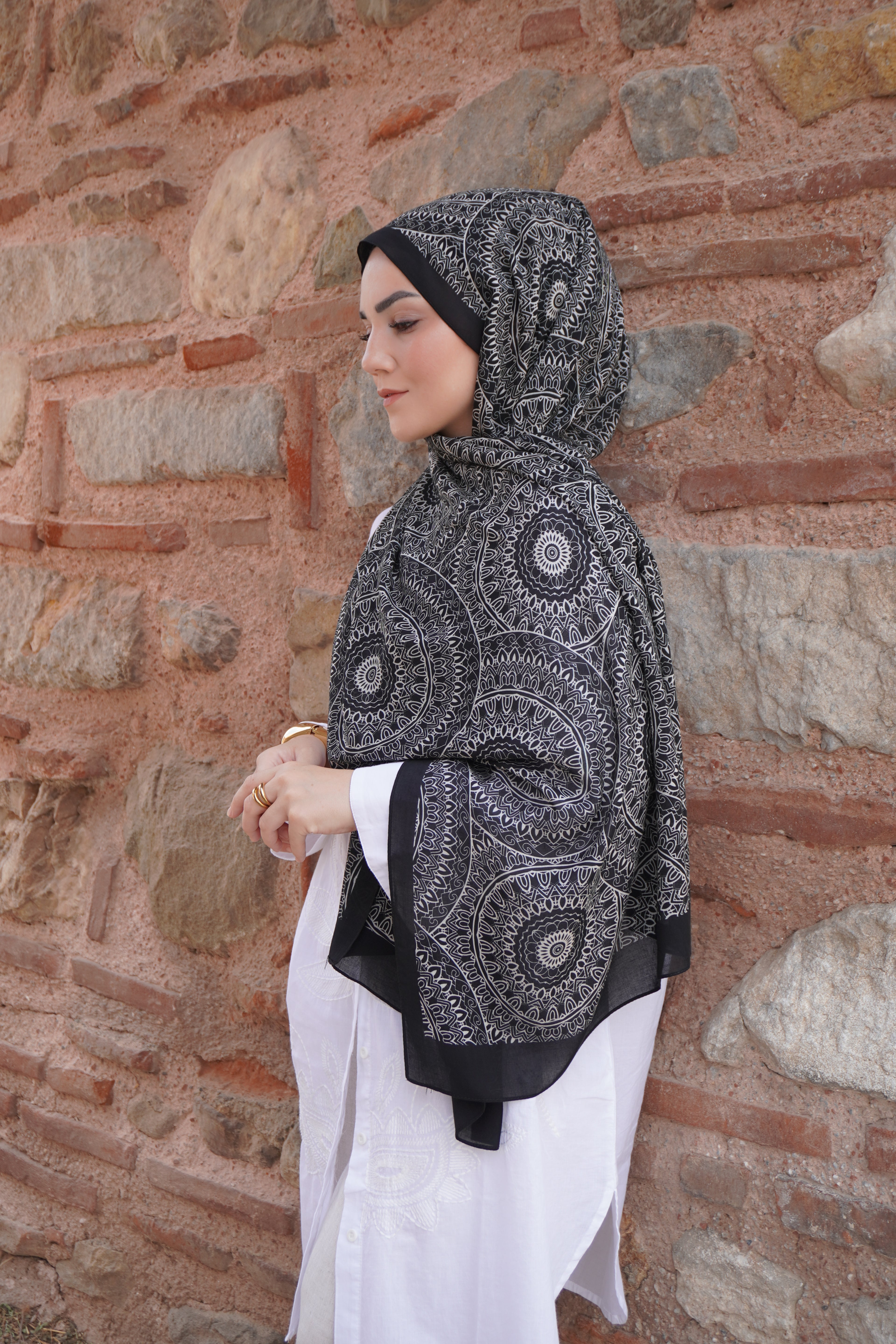 noor – Black