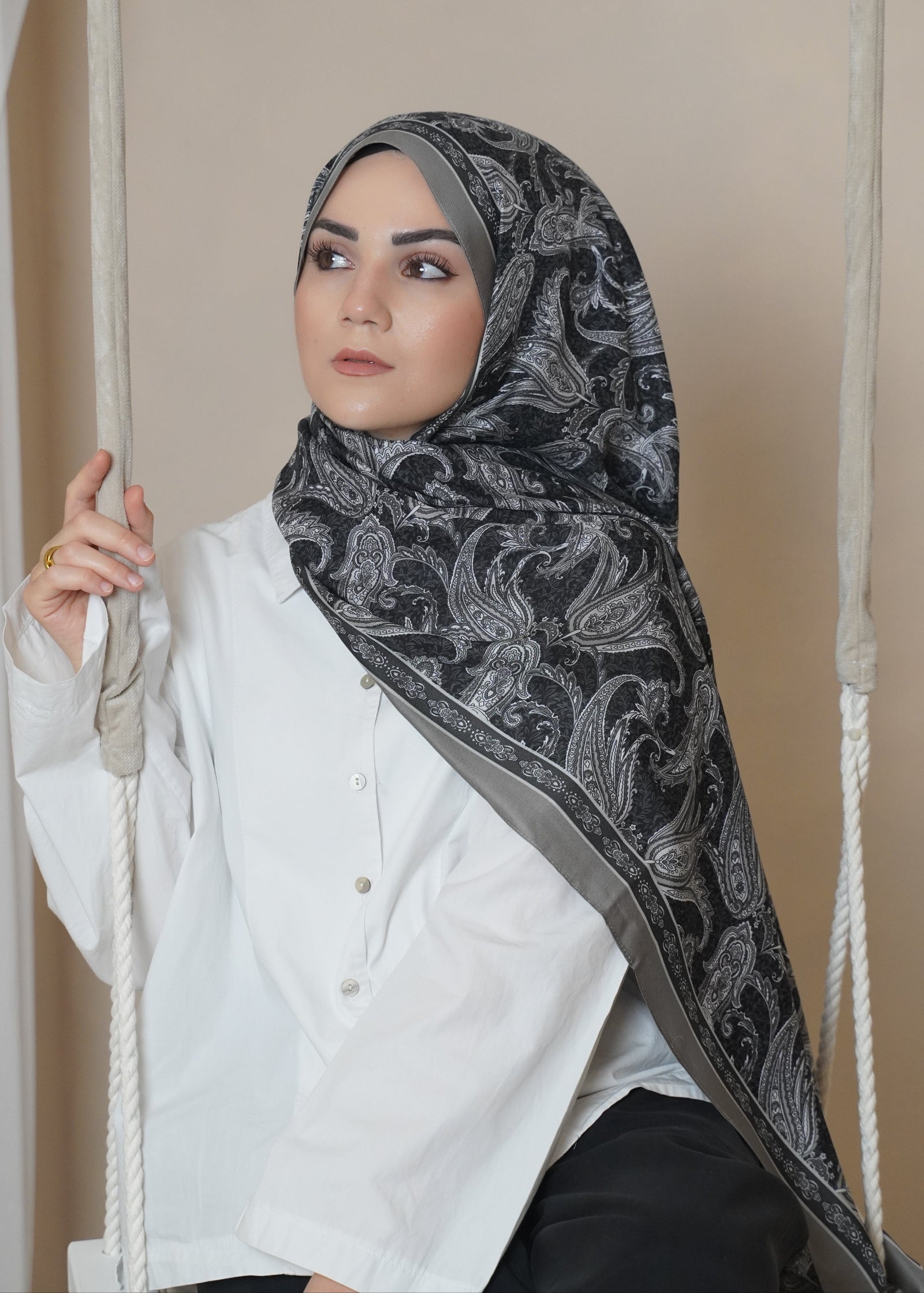 Lora- Viscon - Black-Grey