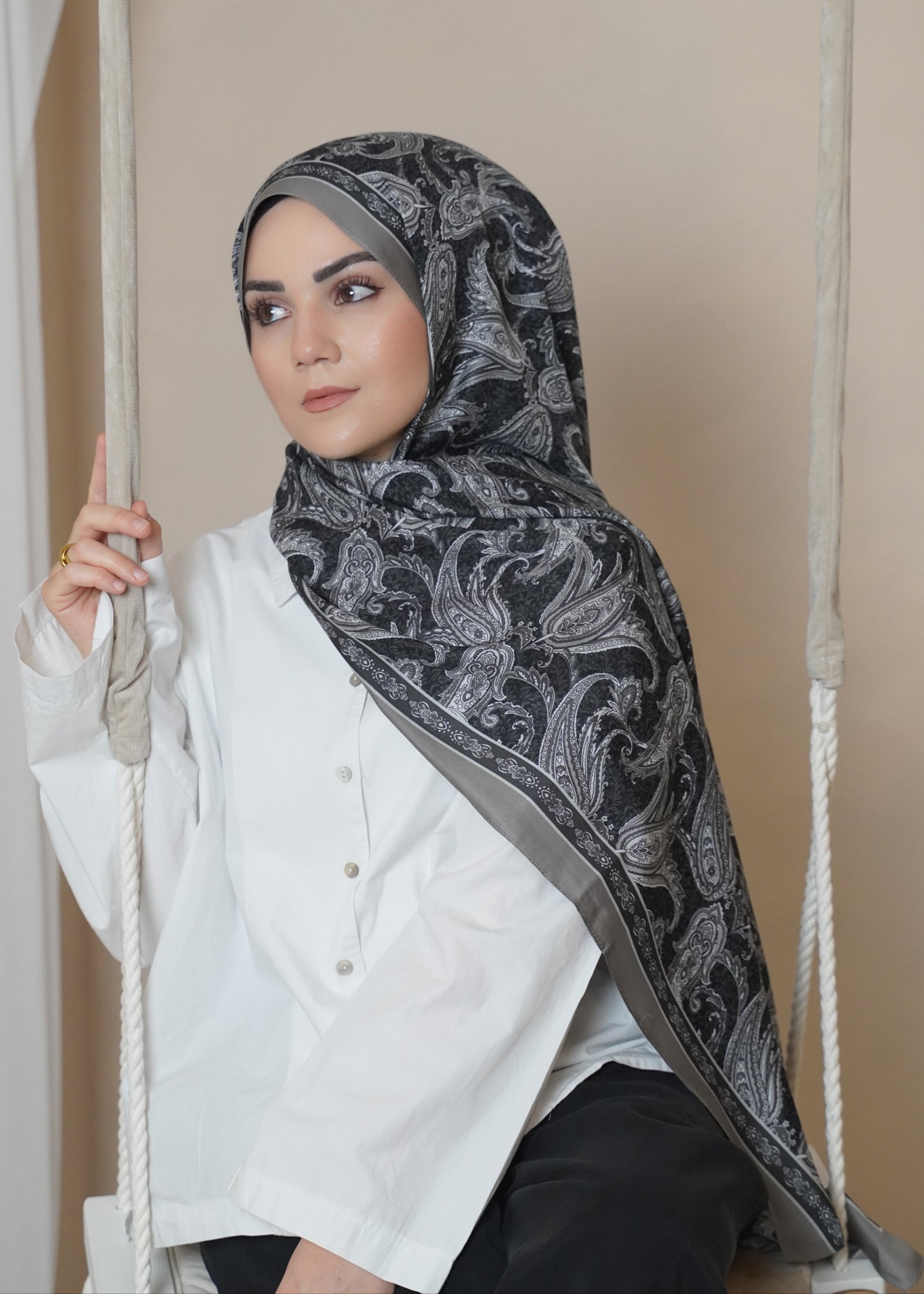 Lora- Viscon - Black-Grey